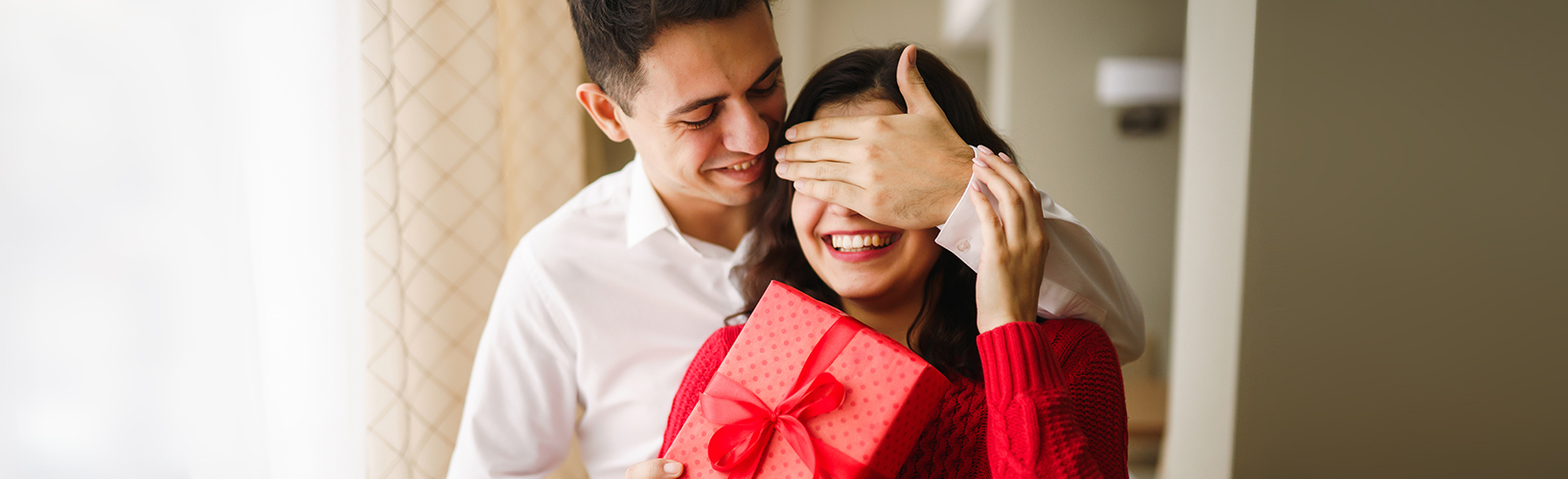 ТОП-20 идей подарков на 14 февраля для девушки или жены